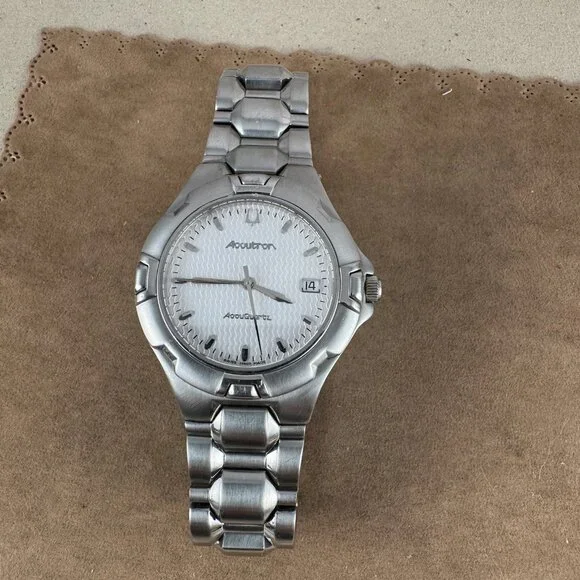 Vintage Bulova Man’s Accutron AccuQuartz 17 Jewel Self Winding Watch T9 - Picture 3 of 9